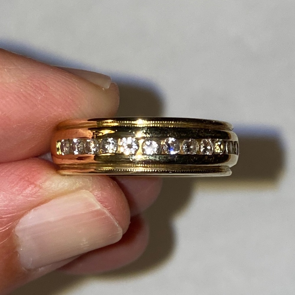 18 kt Gold and Diamond Band - Picture 3 of 7